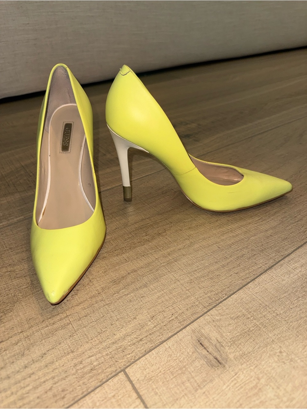 Guess yellow Stiletto Pumps